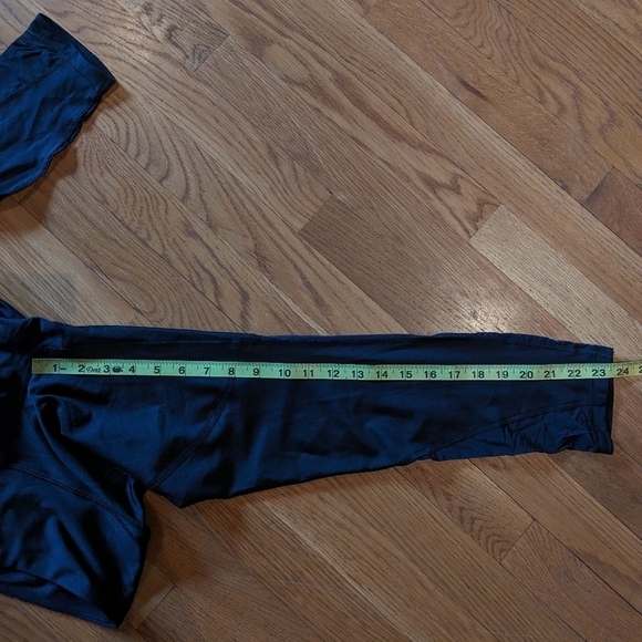 Under Armour Medium Black HEATGEAR Compression Capri Leggings w/‎ Mesh Panels - Picture 6 of 7